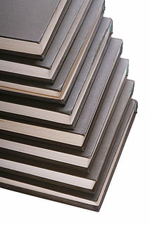 llibre, llibres, pila, educació, enciclopèdia, Munt, informació, aïllat, coneixement, literatura, llibre de text, arquitectura, patró, estructura construïda, cap gent, forma, tallar, primer pla, metall, disseny, característica arquitectònica, a l'interior, Color blanc, fons blanc, espiral, vista d’angle baix, escala, tir de l'estudi, edifici, gris, color plata, 4K, CC0, domini públic, lliure de regalies