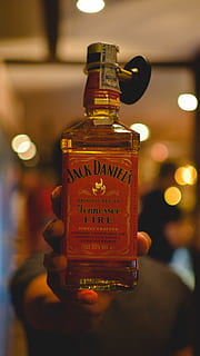 vi, jd, Jack, daniel, centrar-se en primer pla, mà humana, text, mà, comunicació, contenidor, part del cos humà, a l'interior, una persona, guió occidental, primer pla, celebració, persones reals, dit humà, ampolla, dit, part del cos, perspectiva personal, persona irreconeixible, 5K, CC0, domini públic, lliure de regalies
