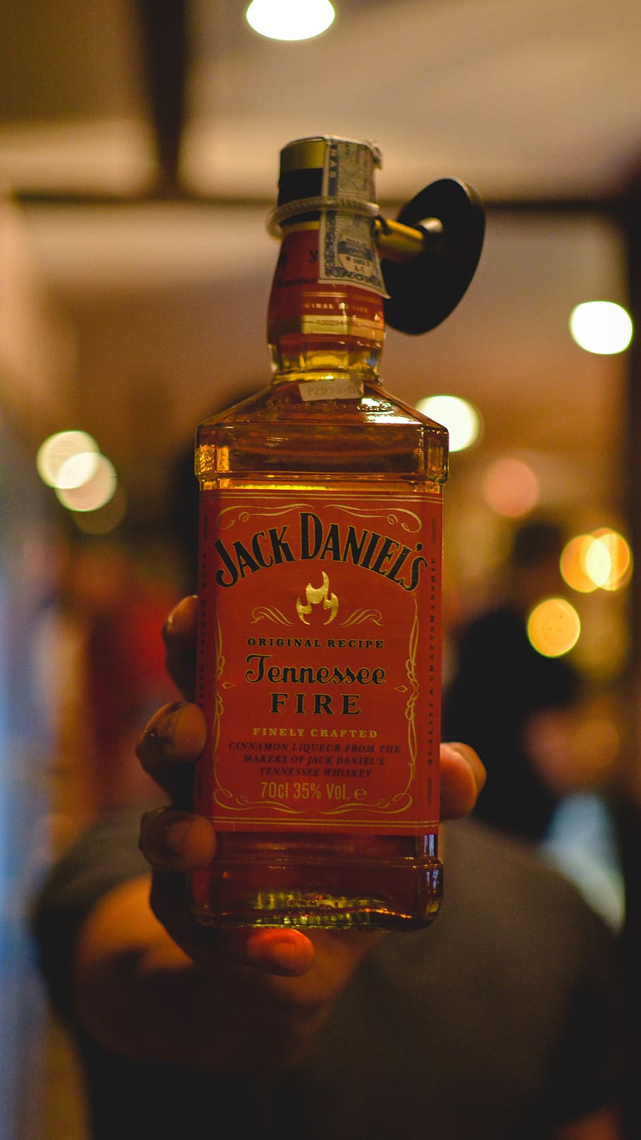 vi, jd, Jack, daniel, centrar-se en primer pla, mà humana, text, mà, comunicació, contenidor, part del cos humà, a l'interior, una persona, guió occidental, primer pla, celebració, persones reals, dit humà, ampolla, dit, part del cos, perspectiva personal, persona irreconeixible, 5K