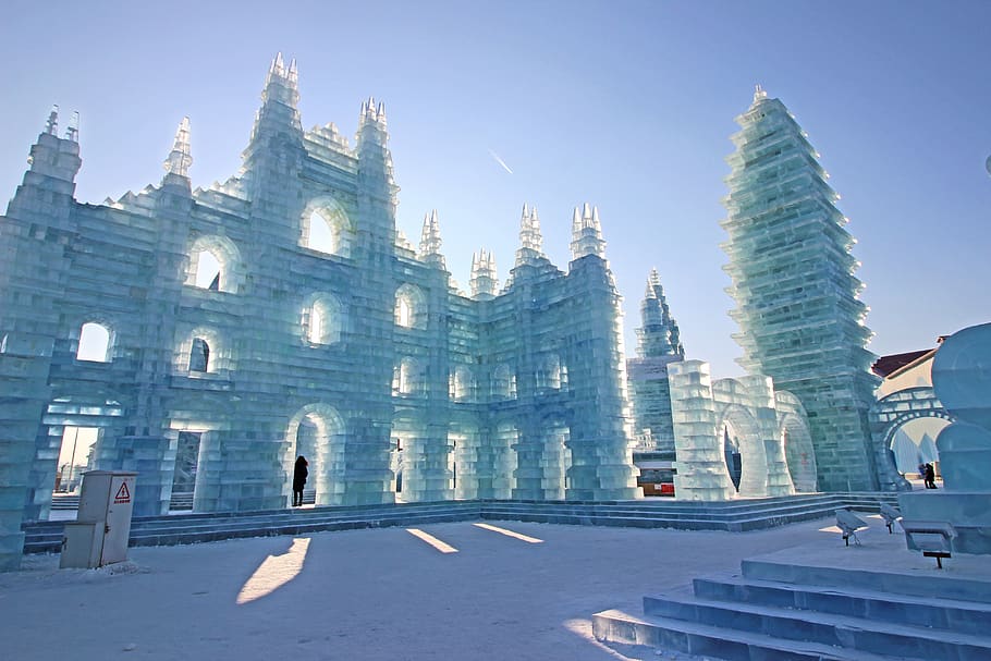 šedá betonová budova, budova, architektura, město, městský, harbin, Čína, vzestup, v centru města, metropole, věž, kostelní věž, osoba, člověk, bydlení, kancelářská budova, ledová socha, Studený, sníh, stavba, exteriér budovy, studená teplota, zimní, Příroda, nebe, destinace, cestovat, kancelářská budova exteriér, den, venku, slunečního světla, mrakodrap, moderní, nikdo, sněží, 5K