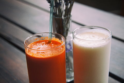 fresco, succo, kefir, sfondo, base, bio, blanc, miscelato, carota, vicino, avvicinamento, crema, cremoso, creme, cucina, cagliata, latteria, dolce, dieta, bere, mangiare, energia, Grasso, fatless, cibo, frais, freschezza, frutta, bicchiere, verde, salutare, isolato, giuncata, lattico, foglia, liquido, latte, frappè, natura, nessuno, arancia, biologico, rosa, scuotere, spruzzo, piazza, cannuccia, estate, su, verdura, bianca, legna, Yogurt, rinfresco, cibo e bevande, mangiare sano, attrezzature domestiche, benessere, due oggetti, colore arancione, natura morta, in casa, giorno, prima colazione, bevanda analcolica, 4K, CC0, dominio pubblico, privo di copyright