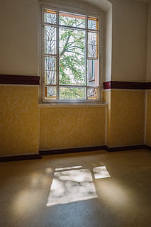 ventana enmarcada blanca, ventana, adentro, nadie, día, papel, piso, interior de la casa, arquitectura, ausencia, material de vidrio, naturaleza, transparente, vacío, pared - característica de la construcción, cuarto doméstico, Entrada, puerta, luz del sol, edificio, limpiar, 5K, CC0, dominio público, libre de derechos