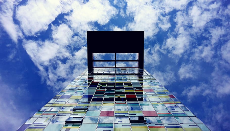 baix, fotografia d'angle, edifici de vidre, blanc, núvol, blau, cel, durant el dia, arquitectura, edifici, núvols, façana, vidre, de gran alçada, tir en angle baix, perspectiva, gratacels, núvol - cel, estructura construïda, exterior de l'edifici, cap gent, vista d’angle baix, alta - alta, torre, dia, naturalesa, ciutat, finestra, a l'aire lliure, modern, exterior d’edifici d’oficines, vidre - material, compost digital, 2K