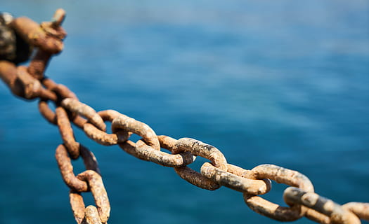 Kette, verbinden, Detail, solide, Rost, rostig, alt, Hafen, stark, Reittiere, Marine, Boot, maritim, Seil, Symbol, verknüpft, Hintergrund, Makro, industriell, Daniel, Metall, Ausrüstung, Meer, Fokus auf den Vordergrund, Stärke, Wasser, keine Leute, Nahansicht, Tag, Natur, draußen, Verbindung, selektiver Fokus, Schönheit in der Natur, Sicherheit, texturiert, Wasserfahrzeug, 5K, CC0, gemeinfrei, lizenzfrei