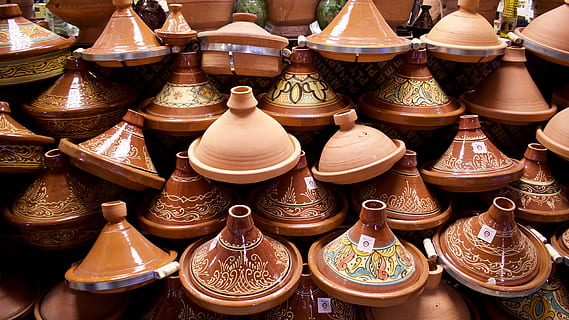 Keramik, Kunst, Muster, Topf, Tajine, abstrakt, Dubai, Marokko, Porzellan, Gebäude, die Architektur, Rost, Teekanne, Archäologie, Krug, Urne, Untertasse, Schüssel, Vergnügungspark, Freizeitpark, große gruppe von gegenständen, Fülle, Kunst und Handwerk, Variation, keine Leute, Verkauf, Wahl, zu verkaufen, Markt, Kleinunternehmen, braun, Geschäft, Verkaufsdisplay, Stillleben, Marktstand, Sammlung, Kreativität, draußen, Antiquität, 5K, CC0, gemeinfrei, lizenzfrei