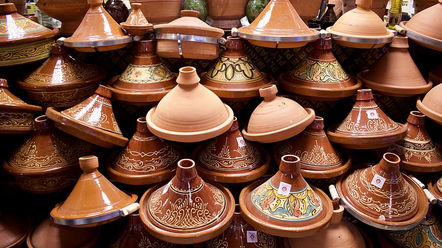 Keramik, Kunst, Muster, Topf, Tajine, abstrakt, Dubai, Marokko, Porzellan, Gebäude, die Architektur, Rost, Teekanne, Archäologie, Krug, Urne, Untertasse, Schüssel, Vergnügungspark, Freizeitpark, große gruppe von gegenständen, Fülle, Kunst und Handwerk, Variation, keine Leute, Verkauf, Wahl, zu verkaufen, Markt, Kleinunternehmen, braun, Geschäft, Verkaufsdisplay, Stillleben, Marktstand, Sammlung, Kreativität, draußen, Antiquität, 5K