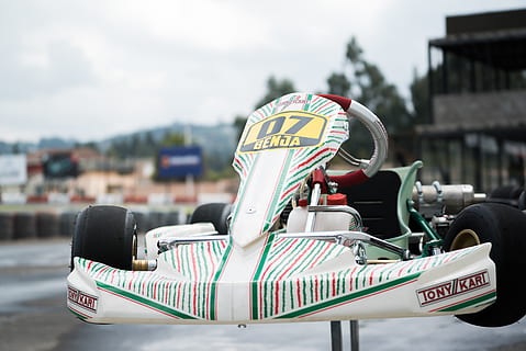 Formel Eins, Spur, kart, Rennen, Fokus auf den Vordergrund, Tag, keine Leute, Text, draußen, mehrfarbig, Nahansicht, selektiver Fokus, Kunst, Kultur und Unterhaltung, Kommunikation, die Architektur, westliche Schrift, Stillleben, Stadt, Sicherheit, Natur, Freizeitpark Achterbahn, gebaute Struktur, Vergnügungspark, 4K, CC0, gemeinfrei, lizenzfrei