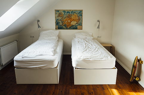 habitación, camas, cubre, hojas, almohadas, madera dura, pisos, patineta, longboard, Hostal, blanco, paredes, lamparas, dormir, adentro, cama, cuarto doméstico, mueble, ausencia, interior de la casa, nadie, piso de madera, el color blanco, piso, madera, almohada, cómodo, relajación, hoja, arquitectura, vida domestica, estilos de vida, acogedor, lujo, 2K, CC0, dominio público, libre de derechos