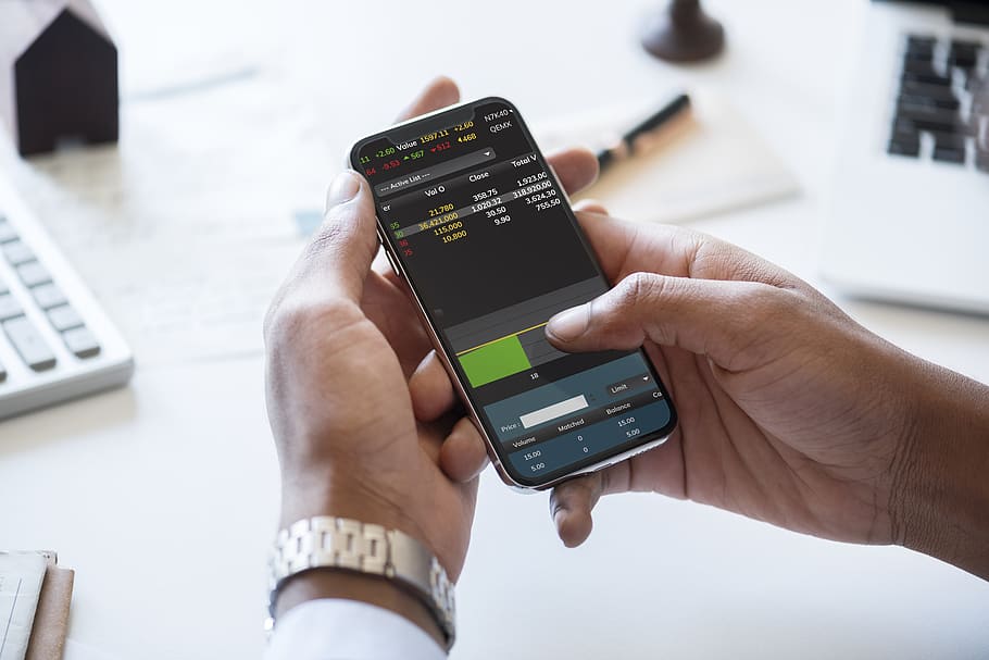 kişi, tutma, akıllı telefon, ön, büro, işadamı, cep telefonu, kontrol etme, ticaret, iletişim, bağ, veri, cihaz, elektronik, eller, içeriye, Internet, yatırım, medya, seyyar, ağ, ofis, internet üzerinden, telefon, ekran, Stok, Borsa, teknoloji, dokunma, ticari, Web sitesi, kablosuz, kablosuz teknoloji, el, insan vücudu parçası, insan eli, taşınabilir bilgi cihazı, yetişkin, kapatmak, maliye, iş, Kolaylık, yaşam, satın alma, tüketimi özendirme, 1080P