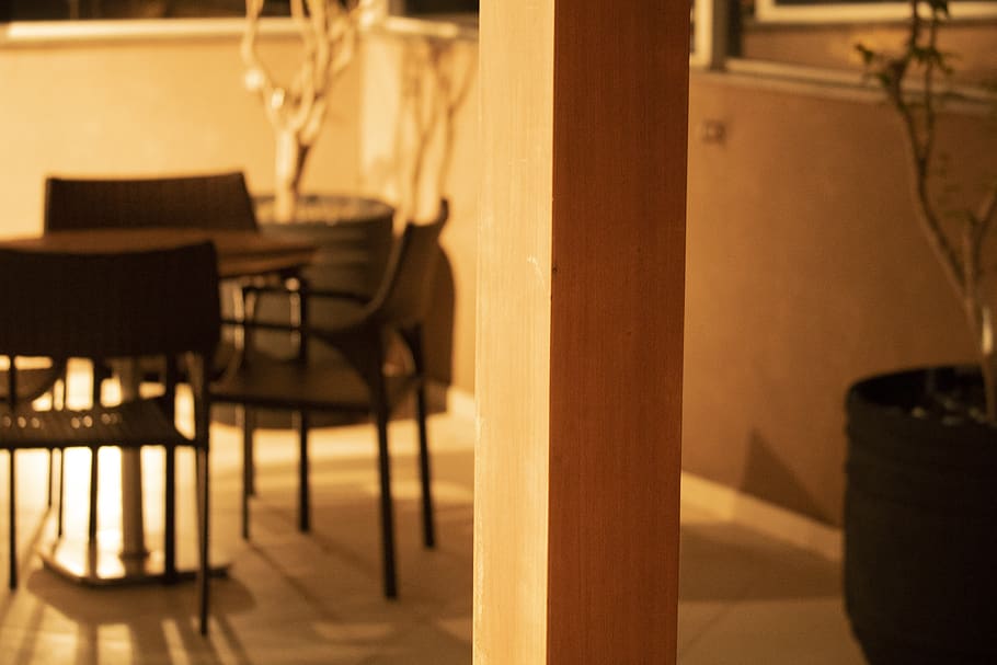 lounge, kursi, dalam ruangan, ketiadaan, Arsitektur, tidak ada orang, meja, bahan kayu, bangunan, makanan dan minuman, kafe, fokus pada latar depan, bayangan, fenomena cahaya - alami, mebel, meja makan, pendirian bar - minuman, struktur yang dibangun, kemewahan, 5K