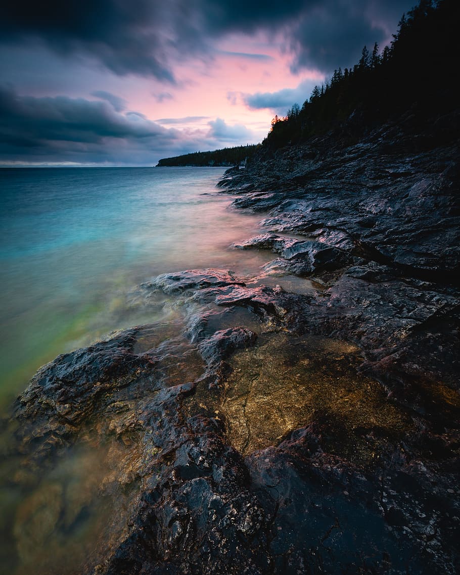 Riba, envoltat, arbres, promontori, a l'aire lliure, aigua, naturalesa, fons, fons de l’ordinador, fons de HD, fons de pantalla HD, fons frescos, tumblr backgrounds, fons de pantalla, planta, mar, oceà, línia de costa, algues, Costa, pintura, art, penya-segat, cel, bellesa a la natura, rock, núvol - cel, escenics - natura, rock - object, sòlid, platja, tranquil·litat, posta de sol, cap gent, terra, escena tranquil·la, horitzó sobre l’aigua, horitzó, idíl·lic, litoral rocós, poder a la natura, 2K