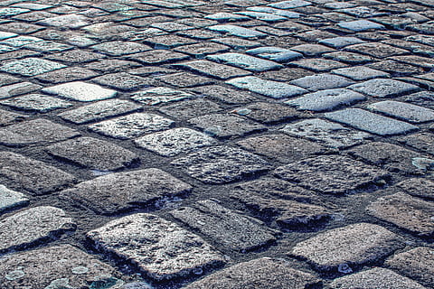 lap, steen, weg, kasseien, straatstenen, patroon, stenen, downtown, structuur, historisch centrum, grunge, oud, het formulier, plein, handarbeid, technologie, oppervlakte, volledig kader, achtergronden, getextureerde, hoge hoekmening, geen mensen, dag, straatkei, herhaling, straat, voetpad, straatsteen, buitenshuis, zonlicht, in een rij, natuur, ontwerp, stad, detailopname, dakpan, 5K, CC0, publiek domein, royaltyvrij