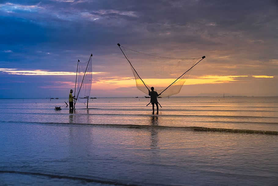 foto, Due, uomini, detenzione, reti, oceano, spiaggia, nuvole, crepuscolo, pescatori, pesca, reti da pesca, orizzonte, paesaggio, tempo libero, natura, all'aperto, persone, ricreazione, panoramico, mare, Alba, tramonto, acqua, cielo, nuvola - cielo, bellezza nella natura, orizzonte sull'acqua, scenics - natura, terra, persone reali, colore arancione, attività di svago, lungomare, idilliaco, sport, silhouette, 8K
