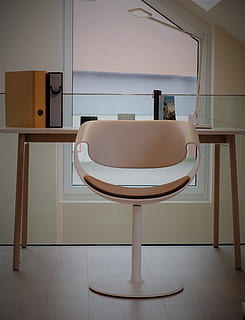 Stuhl, Arbeitsplatz, Mappe, Tabelle, Jahrgang, Design, drinnen, keine Leute, Sitz, Abwesenheit, Spiegel, Wohngebäude, Wohnraum, Möbel, Zuhause, leeren, die Architektur, Bodenbelag, Badezimmer, Tag, Haushaltsausstattung, Wandbau - Funktion, gebaute Struktur, modern, Luxus, 4K, CC0, gemeinfrei, lizenzfrei