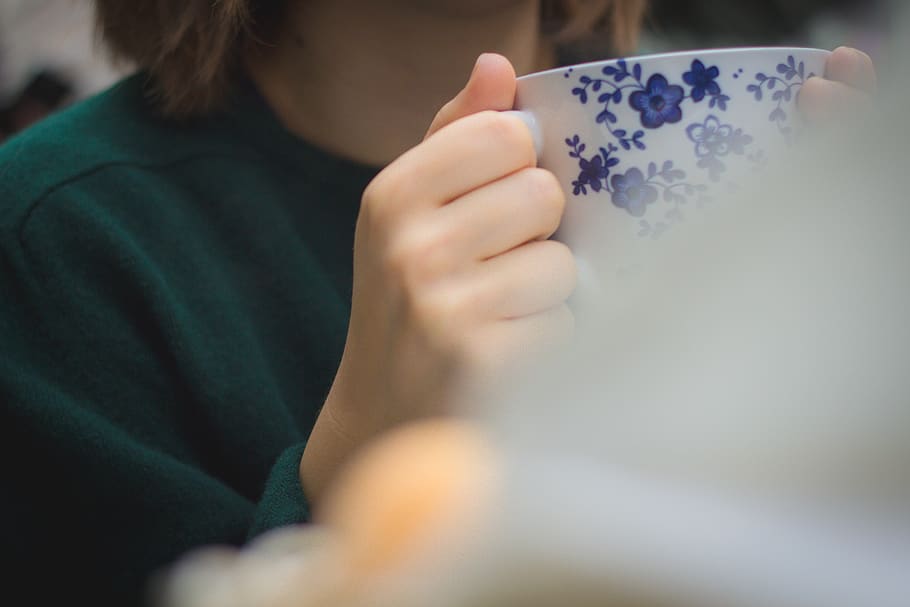 cafè, te, l'hora del te, cafeteria, kaffee, tassa, mà, mans, femella, dona, noia, porcellana, una persona, celebració, persones reals, mà humana, secció mitjana, nen, estils de vida, dones, activitat d'oci, enfocament selectiu, a l'interior, primer pla, infància, femelles, tirada al cap, dia, roba casual, part del cos humà, dit, innocència, 4K