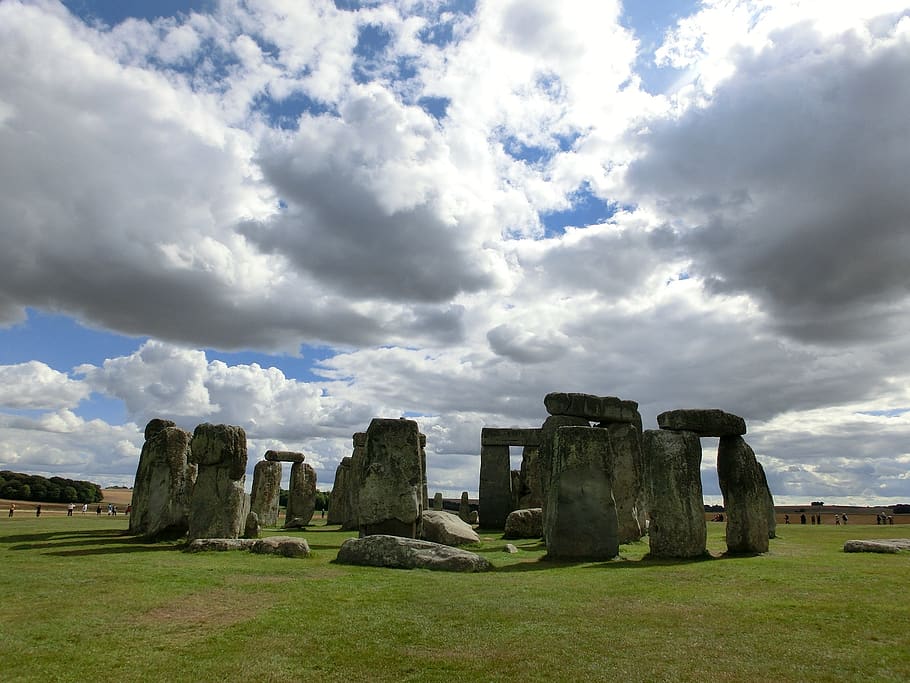 stonehenge, antic, arqueologia, núvols, ennuvolat, Anglaterra, camp, herba, paisatge, gespa, megalit, monòlit, misteri, gent, prehistòrica, roques, cel, pedra, núvol - cel, història, el passat, naturalesa, arquitectura, planta, dia, cap gent, terra, color verd, medi ambient, destinacions de viatge, viatjar, estructura construïda, escena tranquil·la, civilització antiga, a l'aire lliure, arruïnat, història antiga, 1080P