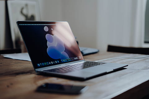 MacBook Pro, calculator, laptop, ecran, reflecţie, masa, de lemn, muncă, bokeh, măr, biroul de acasă, macbook, tehnologie, Internet, birou, Afaceri, tehnologia fără fir, Monitorul computerului, tastatura, telefon inteligent, lemn - material, echipament, PC, mobilitate, comunicare, lucru, telefon, telefon mobil, modern, în interior, nici o persoana, cafea - băutură, ceașcă, date, finanţa, a închide, 5K, CC0, domeniu public, fără drepturi de autor