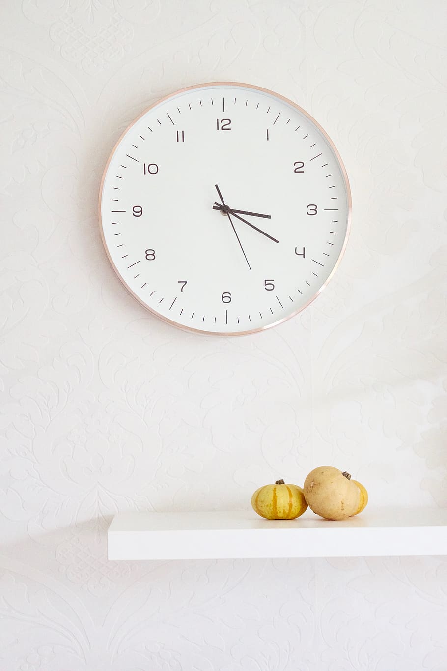 Due, zucche, tavolo, orologio da parete, orologio, tempo, in casa, nessuno, cibo, natura morta, numero, cibo e bevande, forma, frutta, mangiare sano, cerchio, benessere, forma geometrica, Colore bianco, strumento del tempo, mela - frutto, caratteristica della parete, mano minuta, quadrante, 5K