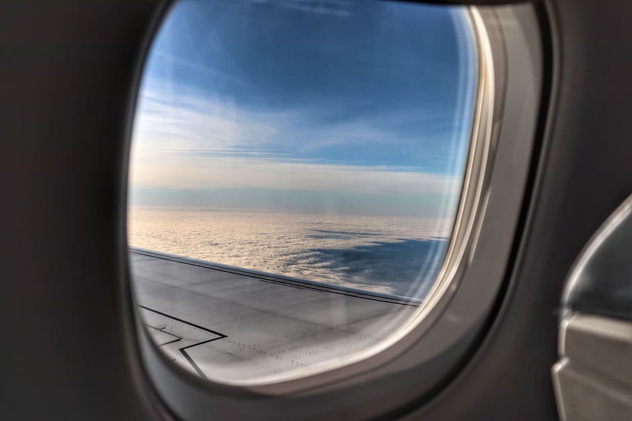 vista d’avió, finestra, França, embraer 170, transport, vehicle, automòbil, cotxe, ull de bou, avió, seient, núvols, mira, aire, mirall, mirall del cotxe, esfera, boia de vida, ombra de la finestra, cortina, interior del vehicle, cel, manera de transport, núvol - cel, vidre - material, mar, viatjar, volant, aigua, vehicle aeri, horitzó, naturalesa, transparent, cap gent, horitzó sobre l’aigua, moviment, escenics - natura, a l'aire lliure, 5K