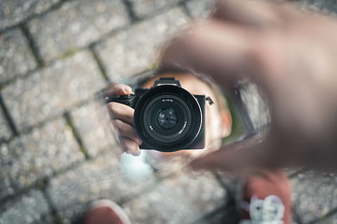 selektiv, Foto, person, besidder, sort, dslr kamera, kamera, digitalt kamera, udstyr, fokus, linse, mennesker, fotografering, afspejling, teknologi, kamera - fotografisk udstyr, fotografering temaer, fotografere, fotografisk udstyr, en person, bedrift, menneskelig hånd, menneskelig kropsdel, aktivitet, rigtige mennesker, hånd, selektiv fokusering, livsstil, fotograf, objektiv - optisk instrument, beskæftigelse, digitalt enkeltlinsrefleks kamera, kropsdel, udendørs, moderne, SLR kamera, finger, 5K, CC0, offentligt domæne, royaltyfrie