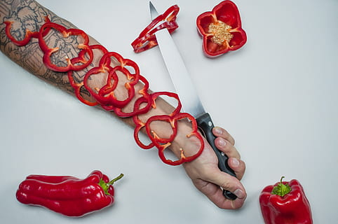 coltello grigio, verdura, Pepe, flora, cibo, produrre, pianta, mano, coltello, uomo, peperoncino, tatuaggio, peperone, luce, cucina, rosso, studio, frutta, creativo, sigillo di cera, cuore, in casa, girato in studio, una persona, sfondo bianco, vista dall'alto, parte del corpo umano, cibo e bevande, mano umana, donne, freschezza, peperoncino rosso, stili di vita, grigio, adulto, chiodo, arto umano, 4K, CC0, dominio pubblico, privo di copyright