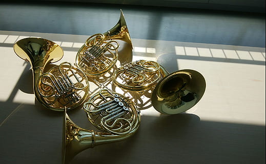 Japó, taula, natura morta, a l'interior, metall, color daurat, cap gent, vista d’angle alt, primer pla, música, premi, instrument musical, patró, estri de cuina, instrument de vent, Trofeu, ombra, brillant, cullera, antiguitat, cultura i entreteniment artístic, luxe, 2K, CC0, domini públic, lliure de regalies