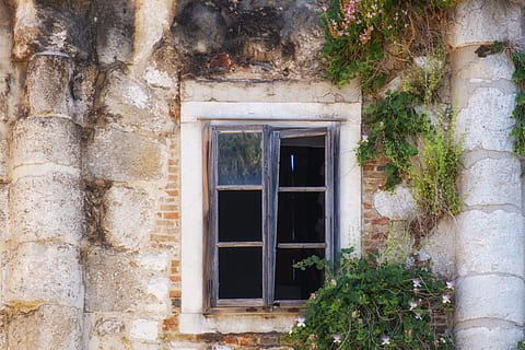 finestra, obertura, vell, trencat, deteriorat, ruïna, edifici, mediterrani, arquitectura, estructura construïda, exterior de l'edifici, cap gent, dia, funció de construcció de parets, a l'aire lliure, casa, paret, planta, naturalesa, resistent, història, abandonat, entrada, creixement, el passat, marc de finestra, 5K, CC0, domini públic, lliure de regalies