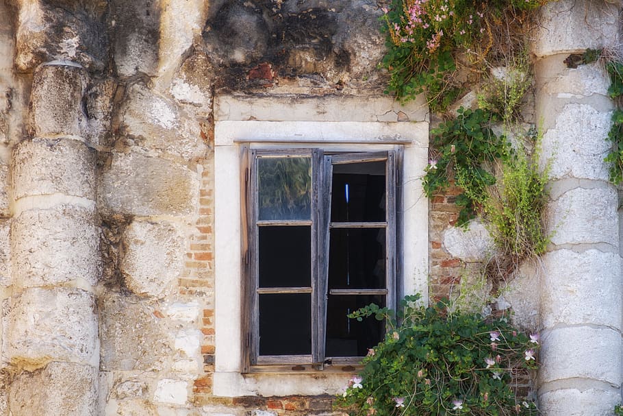 finestra, obertura, vell, trencat, deteriorat, ruïna, edifici, mediterrani, arquitectura, estructura construïda, exterior de l'edifici, cap gent, dia, funció de construcció de parets, a l'aire lliure, casa, paret, planta, naturalesa, resistent, història, abandonat, entrada, creixement, el passat, marc de finestra, 5K