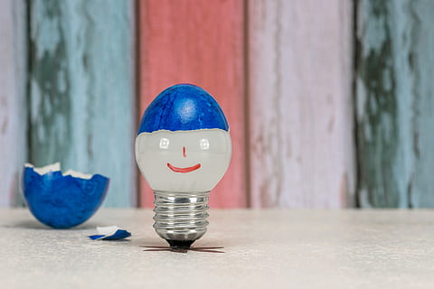 ampoule, coquille d'oeuf, version, visage, marrant, lumière, énergie, fil, fragile, économie d'énergie, smiley, Oeuf, Créatif, bleu, représentation, fermer, nature morte, se concentrer sur le premier plan, la créativité, personne, table, représentation humaine, à l'intérieur, aliments, fête, bois - matériau, Nourriture et boisson, art et Artisanat, mise au point sélective, la finance, journée, coquetier, 5K, CC0, domaine public, libre de droits