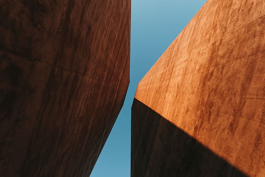 architettura, costruzione, infrastruttura, struttura, istituzione, ombra, cielo, struttura costruita, giorno, nessuno, esterno dell'edificio, Inquadratura dal basso, natura, cielo sereno, Marrone, caratteristica della parete, all'aperto, luce del sole, legno - materiale, modello, parete, avvicinamento, acqua, strutturato, calcestruzzo, 5K