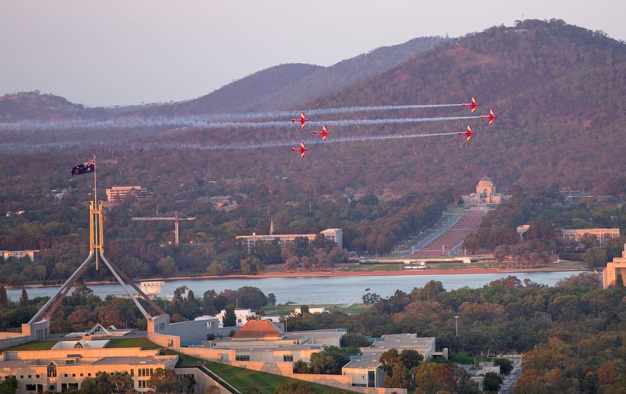 Australien, Canberra, die Architektur, Berg, Transport, gebaute Struktur, Natur, Wasser, Gebäudehülle, Tag, Pflanze, Baum, Transportmittel, keine Leute, draußen, fliegend, Gebirge, Gebäude, Himmel, Schönheit in der Natur, Luftfahrzeug, Umgebung, 4K