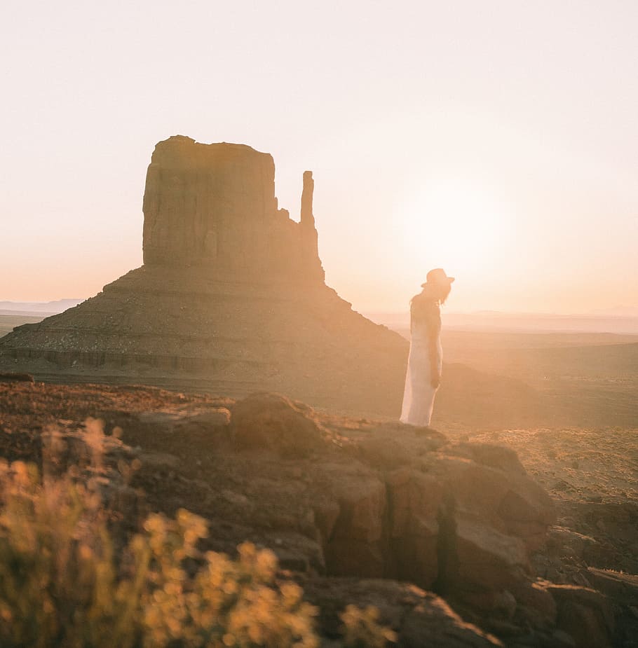 dona, blanc, vestit, de peu, rocós, muntanya, desert, posta de sol, model, llum solar, sol, sud-oest, Parc Nacional, parc, nacional, rock, sortida del sol, viatjar, viatge de carretera, arizona, utah, vall monumental, vall, monument, barret, rock - object, una persona, sòlid, cel, adult, formació de roca, naturalesa, escenics - natura, destinacions de viatge, bellesa a la natura, homes, vista lateral, còpia espai, terra, raig de sol, flare de la lent, a l'aire lliure, mirant la vista, 2K