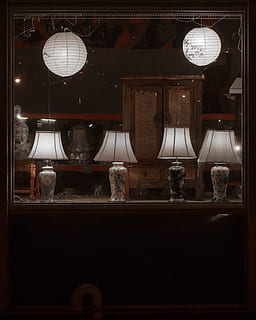 lampada, fronte negozio, storefront, luci, Consiglio dei ministri, finestra, bicchiere, telaio, in casa, nessuno, trasparente, vetro - materiale, mensola, contenitore, scelta, variazione, illuminato, bar - stabilimento di bevande, attrezzatura per l'illuminazione, preparativi, bottiglia, buio, vaso, attrezzature domestiche, grande gruppo di oggetti, alcool, tempo, orologio, bancone da bar, 2K, CC0, dominio pubblico, privo di copyright