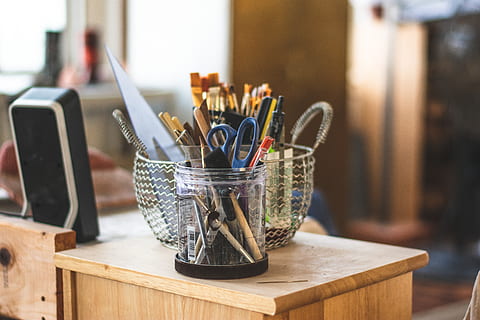 materiale de artă, interior, recipient, coş, estompa, mobila, în interior, plastic, cameră, selectiv, natură moartă, masa, tradiţional, lemn, de lemn, grup mare de obiecte, nici o persoana, birou organizator, lemn - material, să se concentreze asupra primelor elemente, alegere, artă și sculptură, pensulă, perie, variație, creativitate, zi, a închide, Afaceri, absență, 5K, CC0, domeniu public, fără drepturi de autor
