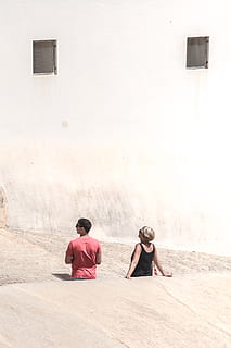 dalt vila, Ispanija, eivissa, langai, pora, saulė, vasara, turizmą, minimalus, kelionė, žmonių, ibiza, elcarito, turistų, geltona, sienos, realūs žmonės, du žmonės, architektūra, sėdi, sienų kūrimo funkcija, gyvenimo būdą, vyrai, pastatyta struktūra, dieną, Laisvalaikio veikla, pastato išorė, bendrumas, teigiamas emocijas, jaunuolis, moterys, pora - santykiai, lauke, visas ilgis, jauna moteris, 2K, CC0, Viešasis domenas, nemokamai