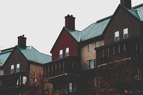 architektura, budova, infrastruktura, struktura, zřízení, byt, Okna, kondominium, hotel, exteriér budovy, stavba, nebe, čisté nebe, Dům, rezidenční čtvrti, Příroda, nikdo, nízký úhel pohledu, den, venku, střecha, město, starý, okno, rostlina, kopie prostor, strom, řadový dům, 2K, CC0, veřejná doména, bez autorských práv