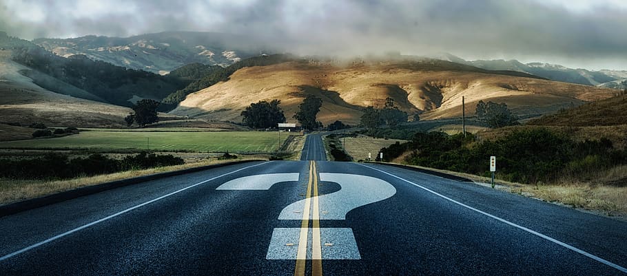 signe d'interrogació, carretera, lluny, endavant, incert, incertesa, problemes, desenvolupament, dubte, trencaclosques, curiositat, expectativa, pregunta, descobrir, descobriment, signe, transport, marcatge de carreteres, marcatge, muntanya, medi ambient, el camí a seguir, símbol, paisatge, cel, bellesa a la natura, naturalesa, escenics - natura, direcció, asfalt, tranquil·litat, carretera buida, cap gent, Serra, línia divisòria, a l'aire lliure, perspectiva decreixent, 2K