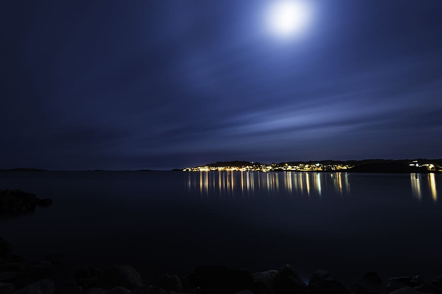 silueta, muntanya, al costat, vora del mar, platja, núvols, alba, tarda, paisatge, llum, exposició llarga, lluna, naturalesa, nit, nightcape, oceà, reflexió, mar, paisatge marí, cel, sol, posta de sol, aigua, escenics - natura, il·luminat, tranquil·litat, escena tranquil·la, bellesa a la natura, cap gent, idíl·lic, escena no urbana, núvol - cel, a l'aire lliure, llum de la lluna, 4K