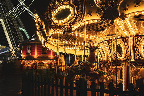 carosello illuminato, Parco divertimenti, giro del parco dei divertimenti, illuminato, giostra, notte, cultura artistica e intrattenimento, nessuno, attrezzatura per l'illuminazione, struttura costruita, architettura, rappresentazione animale, raggiante, rappresentazione, Inquadratura dal basso, cavalli di giostra, decorazione, all'aperto, luce, luce elettrica, sospeso, area fieristica, vita notturna, ornato, 5K, CC0, dominio pubblico, privo di copyright