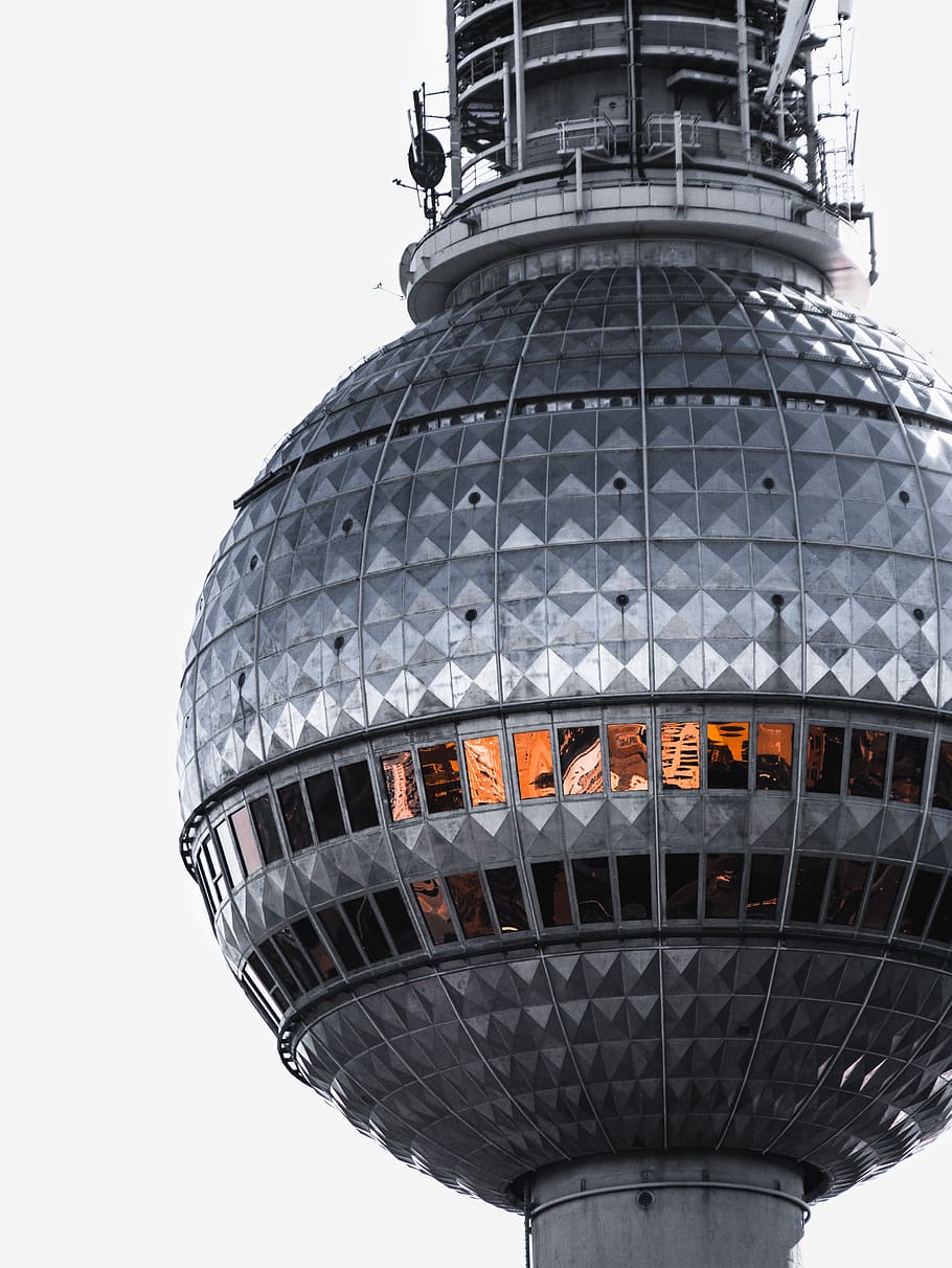 torre grisa rodona, Berlín, Alemanya, edifici, arquitectura, berliner fernsehturm, ciutat, urbà, torre, finestra, estructura, modern, metàl·lic, metall, gris, reflexió, cúpula, esfera, de gran alçada, estructura construïda, exterior de l'edifici, cel, cel clar, cap gent, vista d’angle baix, turisme, naturalesa, destinacions de viatge, viatjar, a l'aire lliure, dia, patró, comunicació, còpia espai, 4K