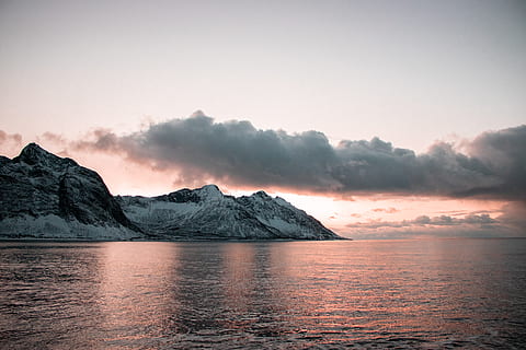 negre, muntanyes, al costat, cos, aigua, platja, núvols, alba, cel dramàtic, tarda, muntanya, noruega, oceà, reflexió, escènic, mar, cel, neu, posta de sol, hivern, escenics - natura, bellesa a la natura, tranquil·litat, escena tranquil·la, cap gent, núvol - cel, naturalesa, idíl·lic, paisatge, medi ambient, escena no urbana, davant del mar, 5K, CC0, domini públic, lliure de regalies