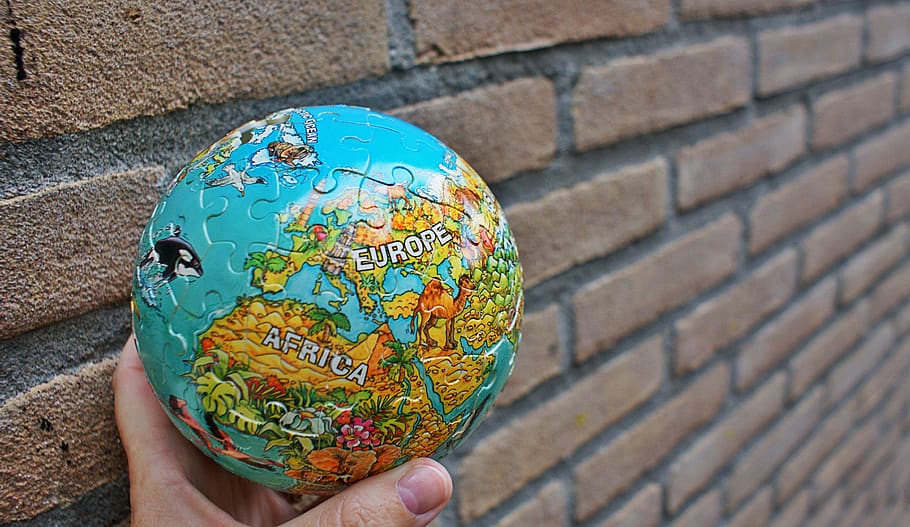 globus, nen, desconcertant, continents, terra, món, planeta, global, medi ambient, internacional, pilota, geografia, protecció, mà humana, part del cos humà, celebració, mà, una persona, dia, globus: objecte creat per l'home, arquitectura, paret, funció de construcció de parets, persones reals, naturalesa, esfera, persona irreconeixible, a l'aire lliure, part del cos, espai, mapa, primer pla, maó, extremitat humana, cura, 4K