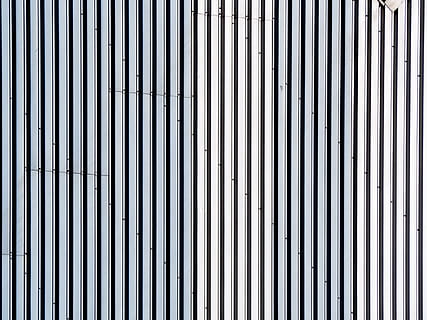 facade, bygning facade, strukturer, linjer, riller, overflade, mønster, farve, grå, metal, kold, baggrunde, fuld ramme, ingen mennesker, gentagelse, bygget struktur, murbygningsfunktion, arkitektur, tæt på, tekstureret, dag, i en række, sikkerhed, sølvfarvet, barriere, udendørs, sollys, grænse, 4K, CC0, offentligt domæne, royaltyfrie