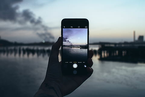 oceano, i phone, Mela, tramonto, Alba, California, Telefono, foto, lago, lunatico, mano umana, mano, parte del corpo umano, smart phone, tecnologia wireless, detenzione, temi fotografici, tecnologia, dispositivo di informazione portatile, acqua, una persona, concentrarsi sulle conoscenze acquisite, comunicazione, prospettiva personale, cellulare, cielo, avvicinamento, Fotografare, persona irriconoscibile, parte del corpo, dito, all'aperto, 4K, CC0, dominio pubblico, privo di copyright