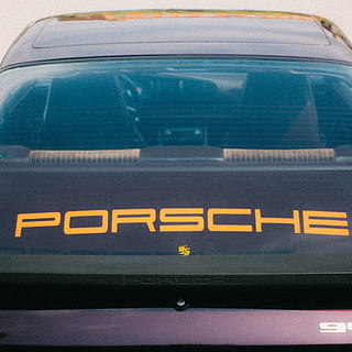 porsche logo, licens, nummerplade, tekst, automobil, bil, transportmidler, køretøj, sportsvogn, van, campingvogn, transportform, motor køretøj, meddelelse, vestlige script, skilt, land køretøj, ingen mennesker, by, vej, udendørs, gade, glas - materiale, dag, arkitektur, tæt på, stort bogstav, høj vinkel visning, 2K, CC0, offentligt domæne, royaltyfrie