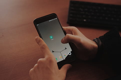 Person mit Smartphone, Zugriff, Handy, Mobiltelefon, Kommunikation, Verbindung, Gerät, Anzeige, Elektronik, Ausrüstung, Hände, Internet, tragbar, Bildschirm, Smartphone, Technologie, Telefon, Berührungsempfindlicher Bildschirm, kabellos, menschliche Hand, Hand, tragbares Informationsgerät, kabellose Technologie, menschliches Körperteil, eine Person, echte Menschen, halten, drinnen, Freizeitbeschäftigung, Nahansicht, Finger, Surfen im Internet, 4K
