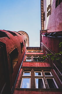 robak, widok z oczu, beton, budynek, okno, parapet okienny, fasada, czerwona fasada, perspektywiczny, patrząc w górę, architektura, zakrzywiony róg, Francja, widok ulicy, na zewnątrz budynku, zbudowana struktura, niebo, niski kąt widzenia, żadnych ludzi, Natura, dzień, czyste Niebo, Miasto, na dworze, dzielnica mieszkaniowa, światło słoneczne, stary, niebieski, kopia przestrzeń, opuszczony, cele podróży, apartament, 5K, CC0, domena publiczna, darmowe zdjęcia