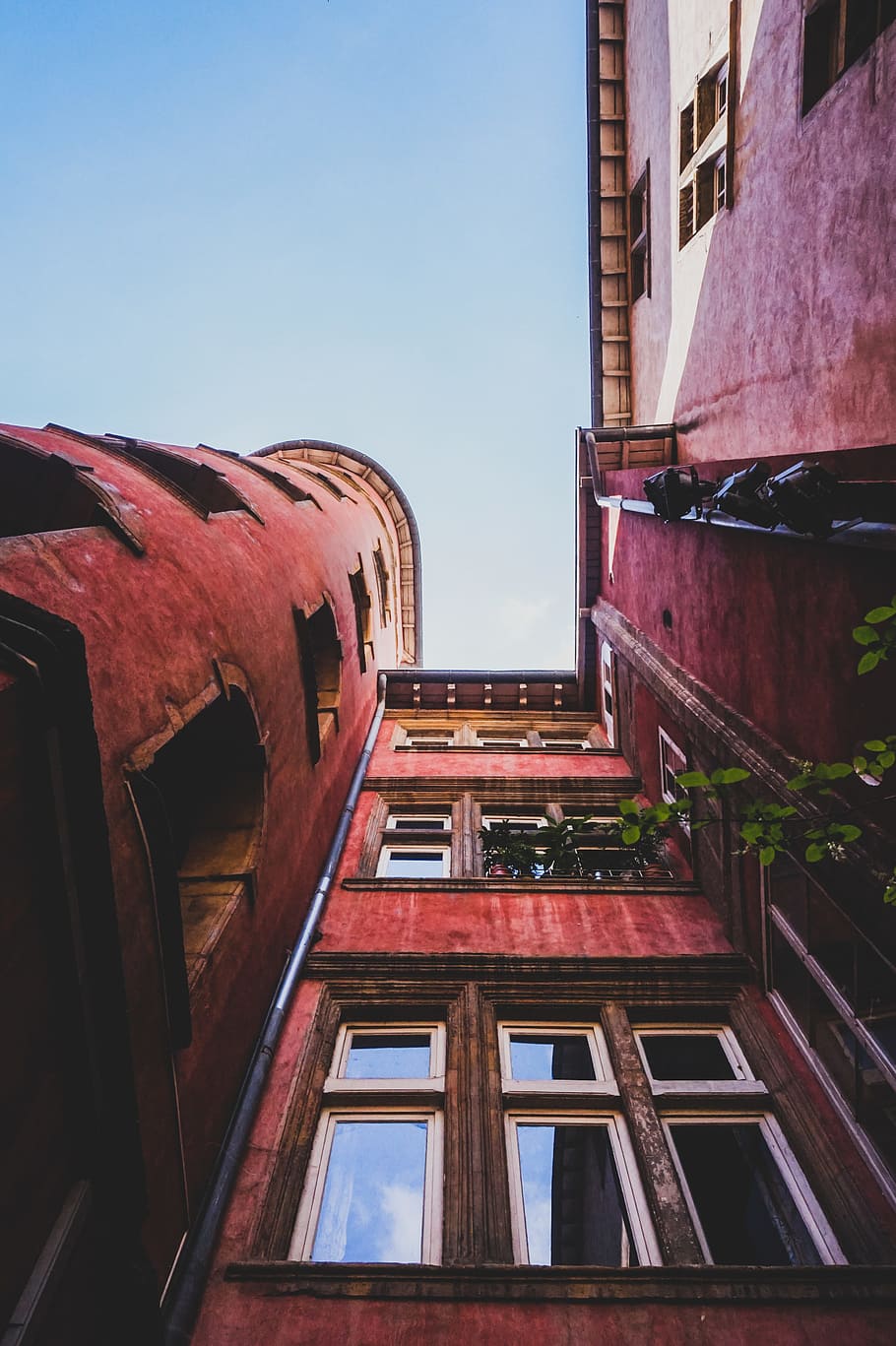 robak, widok z oczu, beton, budynek, okno, parapet okienny, fasada, czerwona fasada, perspektywiczny, patrząc w górę, architektura, zakrzywiony róg, Francja, widok ulicy, na zewnątrz budynku, zbudowana struktura, niebo, niski kąt widzenia, żadnych ludzi, Natura, dzień, czyste Niebo, Miasto, na dworze, dzielnica mieszkaniowa, światło słoneczne, stary, niebieski, kopia przestrzeń, opuszczony, cele podróży, apartament, 5K