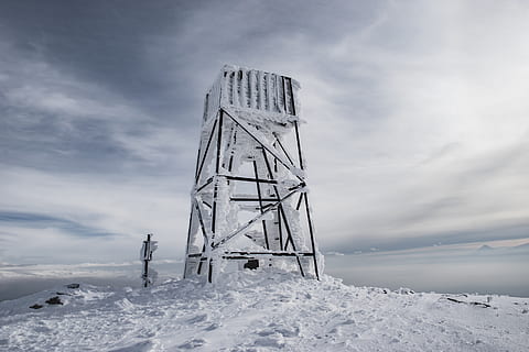 está cubierta atalaya, naturaleza, al aire libre, bote, vehículo, transporte, nieve, edificio, Torre de agua, invierno, hielo, alojamiento, tierra, campo, abrigo, rural, agua, arquitectura, árbol, planta, clima, temperatura fría, cielo, nube - cielo, belleza en la naturaleza, el color blanco, cubierta, paisajes - naturaleza, escena no urbana, día, estructura construida, escena tranquila, tranquilidad, ambiente, gente real, Montaña cubierta de nieve, ropa de abrigo, 2K, CC0, dominio público, libre de derechos