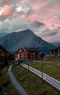fotografia, domy, Góra, chmury, pochmurne niebo, światło dzienne, środowisko, trawa, wzgórze, idylliczny, krajobraz, góry, Natura, Droga, sceneria, sceniczny, cichy, niebo, architektura, chmura - niebo, zbudowana struktura, żadnych ludzi, pasmo górskie, na zewnątrz budynku, scenics - natura, piękno natury, transport, zachód słońca, wylądować, na dworze, spokojna scena, 4K, CC0, domena publiczna, darmowe zdjęcia